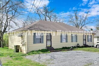 Building Photo - This 2 Bdr, 1 Bath, 1 Story duplex (Left S...