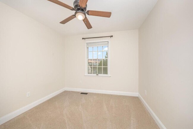 Building Photo - 125 Fieldstone Dr