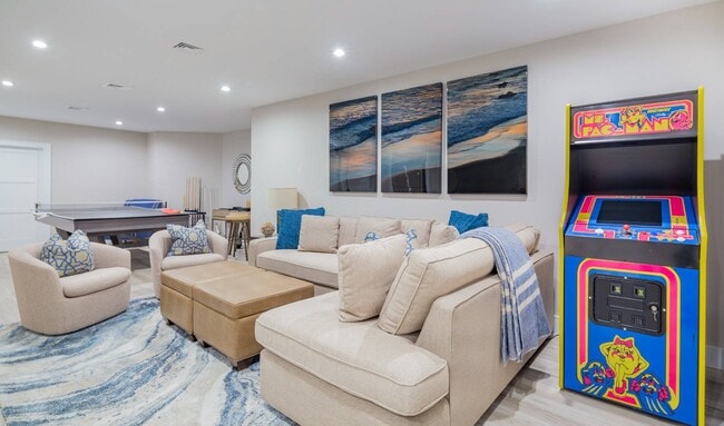 Building Photo - 48 Woodthrush Ln