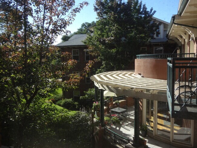 Building Photo - Spacious 2-Story 1-Bedroom/1.5-Bathroom Lo...