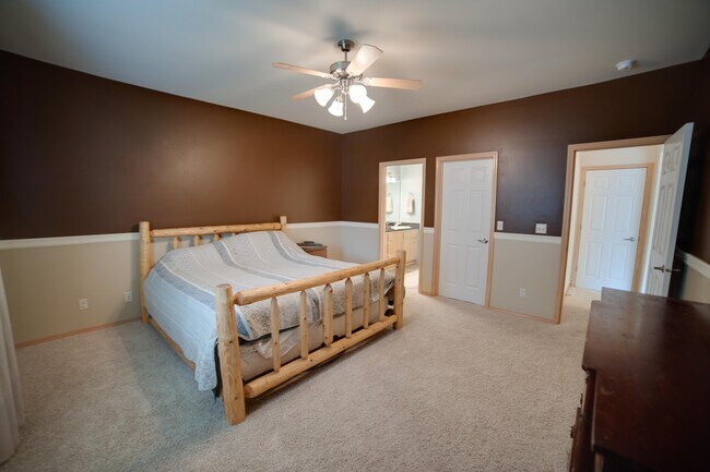 Building Photo - Large Single Family Home located near White Bluffs Elementary!