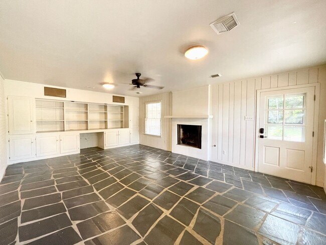 Building Photo - 3 Bedroom House with Mother in Law Suite i...