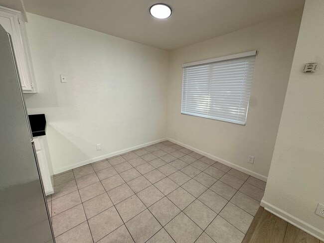 Building Photo - Grove Ave - IB