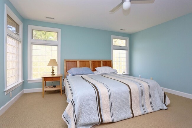 Building Photo - End Unit Townhome in the Heart of Chapel Hill