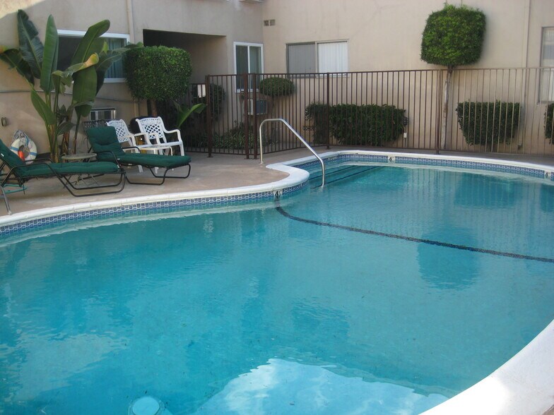 SPARKELING POOL - 5150 Woodman Ave