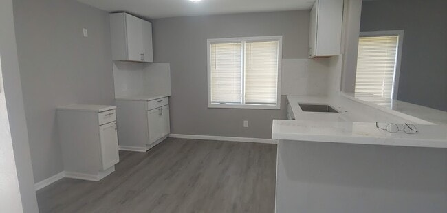 Building Photo - 611 E Sumner St