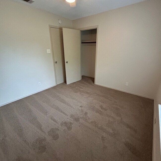 Building Photo - 7206 Creekside Dr