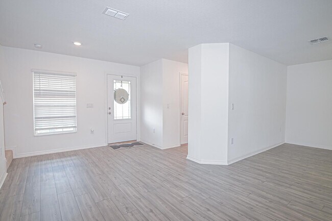 Building Photo - 695 Bay Leaf Dr