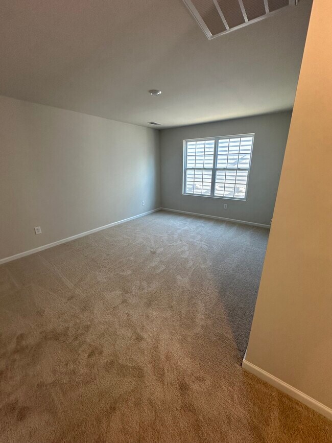 Building Photo - 220 Paneer Ln