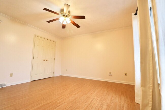 Building Photo - 2 Bedroom/2 Bath Townhouse near Stadium - ...