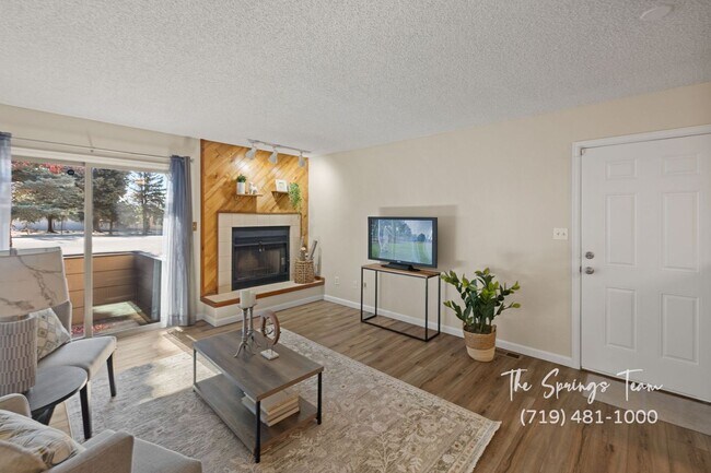 Building Photo - REMODELED SINGLE-LEVEL 2BD TOWNHOME w/ A/C