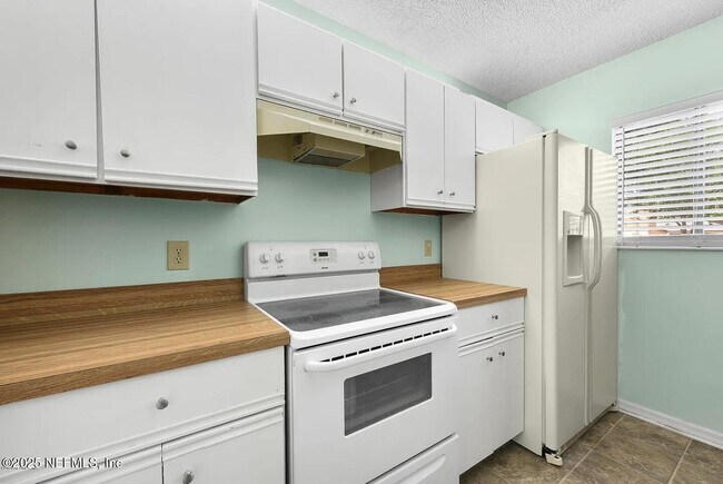 Building Photo - 85 Debarry Ave