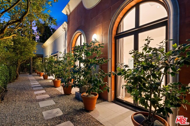 Building Photo - 2328 San Ysidro Dr