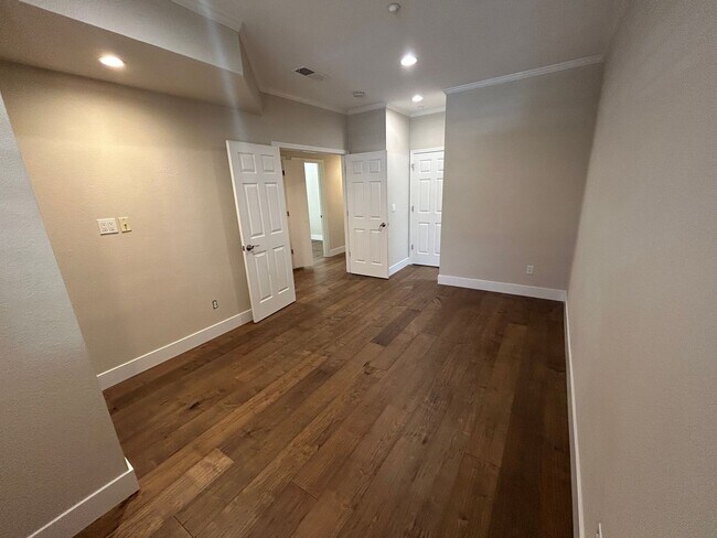 Building Photo - Beautiful 2 Bed, 2 Bath Single Story Condo...