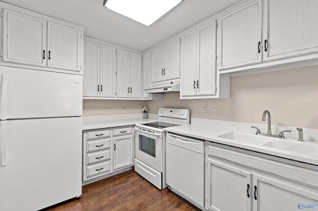 Building Photo - 2058 Woodlawn Dr SW