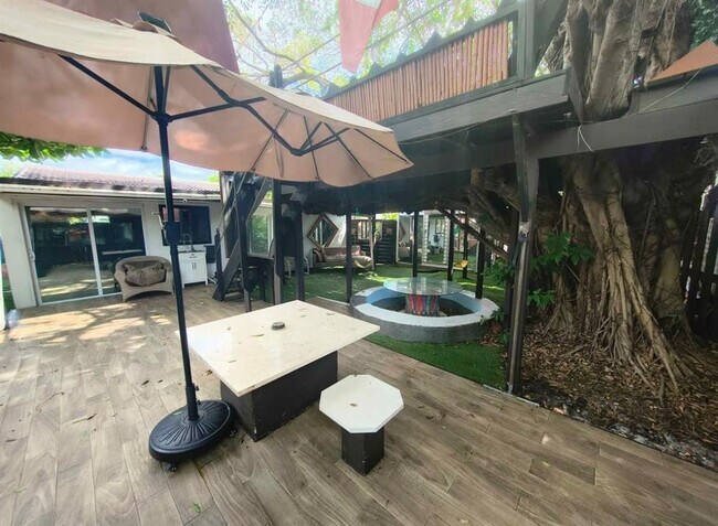 Building Photo - 2206 Coolidge St