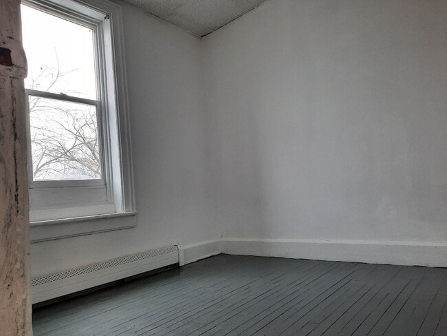 Building Photo - 32 Douw St