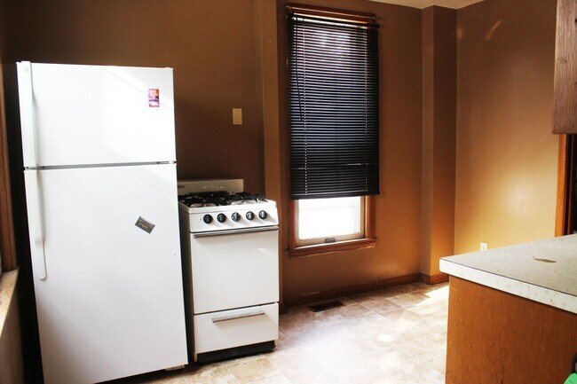 Building Photo - 2321 Iowa St - Cedar Falls