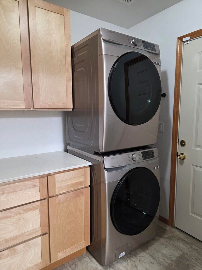 Building Photo - 3 Bedroom Duplex in Kingston!