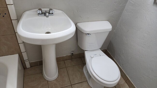 Building Photo - Totally Remodeled 2 Bed 1 Bath SW OKC!  $8...