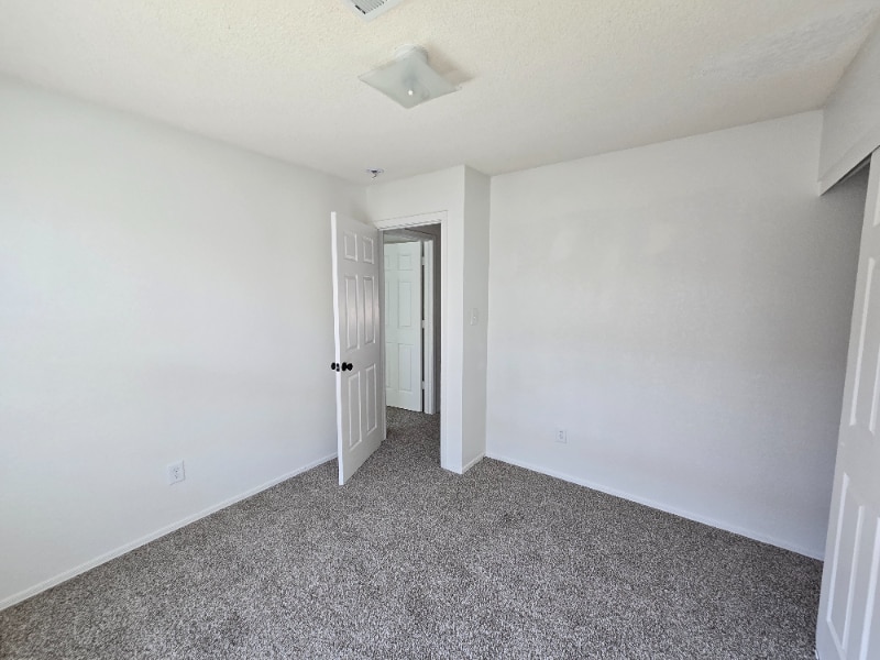 Building Photo - 953 S 47th Dr