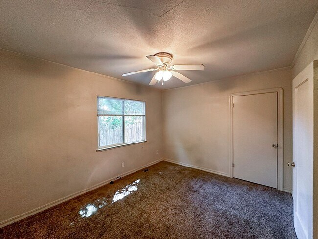 Building Photo - 5 Bedrooms and 3 Bathrooms!