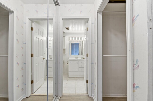 Building Photo - 1235 S Maple Rd