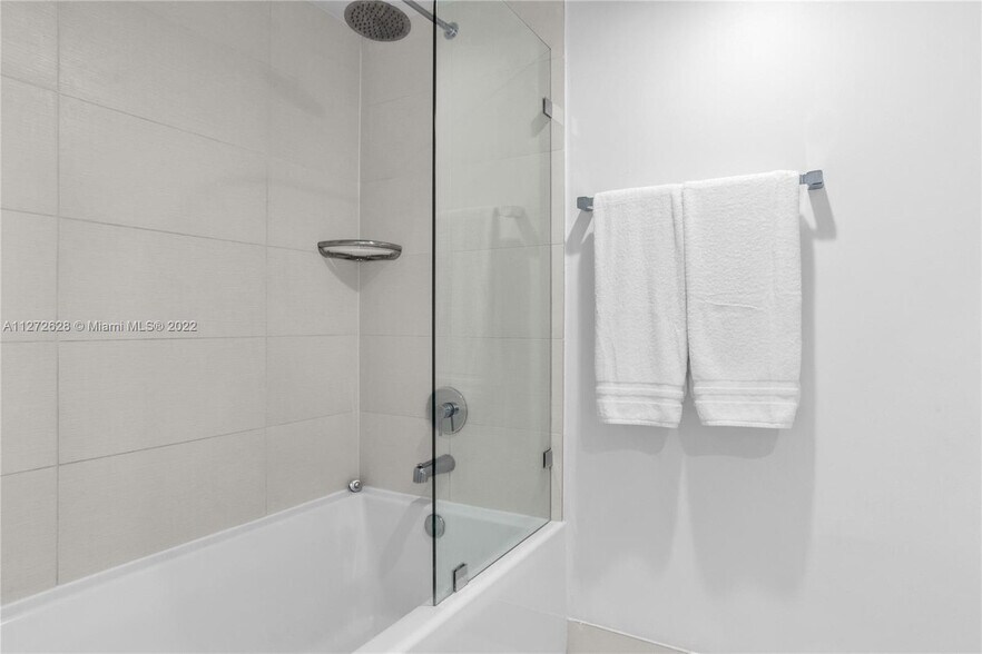 Building Photo - 2602 E Hallandale Beach Blvd