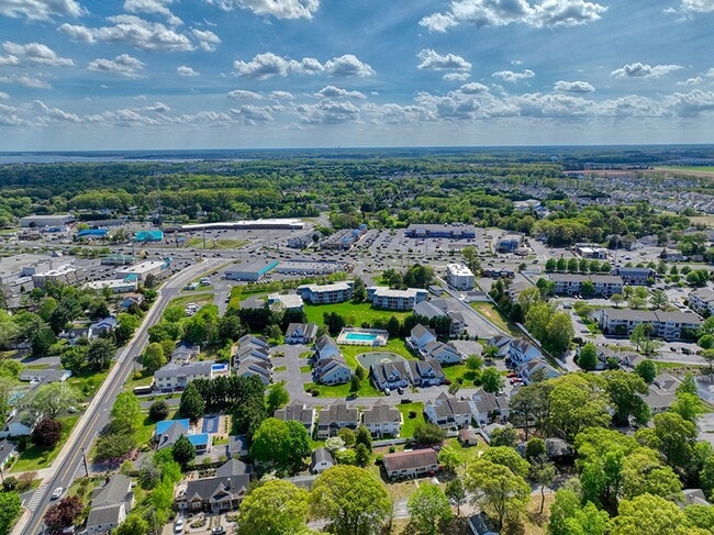 Building Photo - Year-round rental - 4 br 2.5 ba Twin Home in Seabright Village – East of Route 1