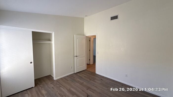 Building Photo - 1910 E Vineyard Rd