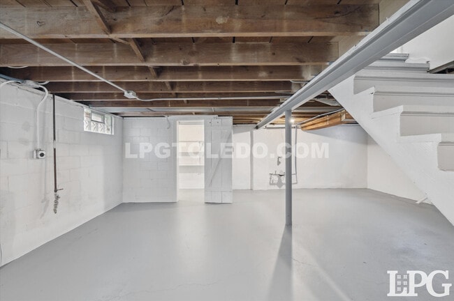 Building Photo - 2736 Northwood Ave