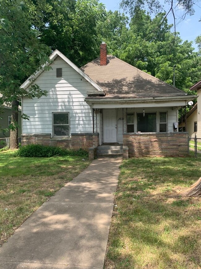 Building Photo - 3 Bedroom Home with lots of EXTRAS