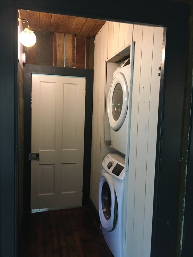 Building Photo - 1303 E 3rd St