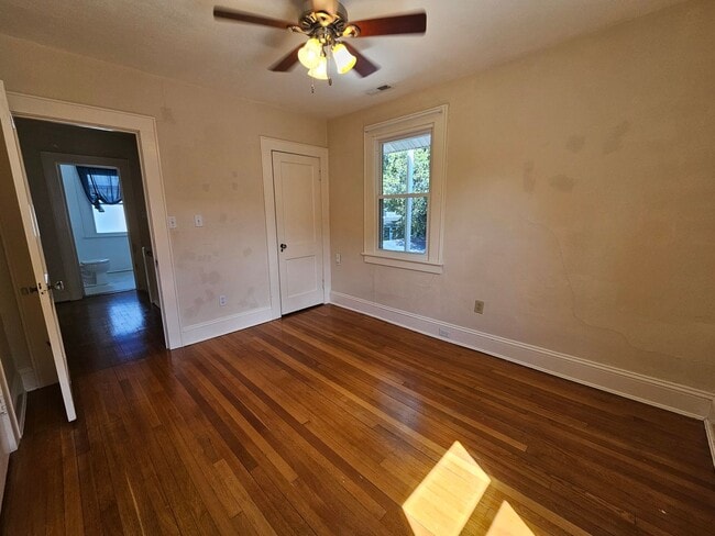 Building Photo - LARCHMONT