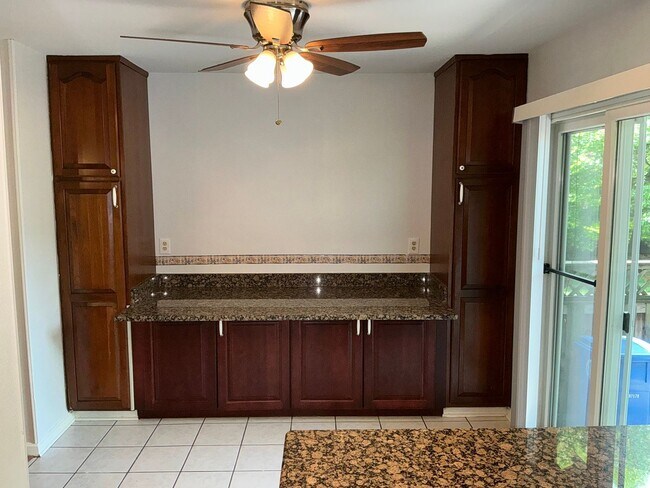 Building Photo - Very well maintained 3BR 3.5BA 3 level Colonial Townhome with fully fenced yard