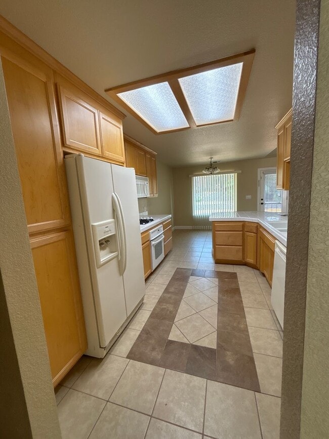 Building Photo - Central Roseville Single Story, 3 Bedroom, 2 Bath, 2 Car Garage Close to schools & Shopping