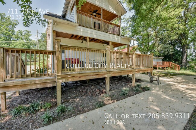 Building Photo - 711 30th Ave