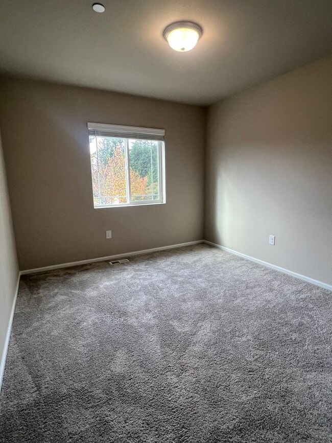 Building Photo - Beautiful 3 Bedroom Townhome in Dupont