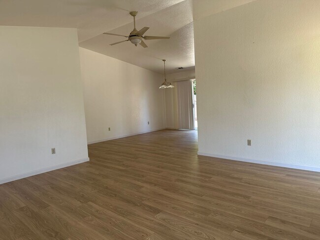 Building Photo - Well maintained home in desirable neighbor...
