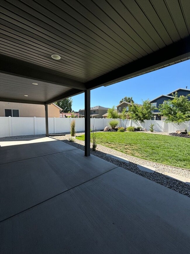 Building Photo - Beautiful Custom Home!