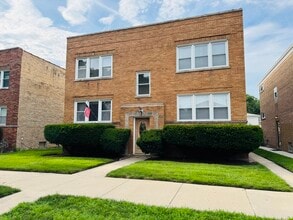 Building Photo - 2626 W Balmoral Ave