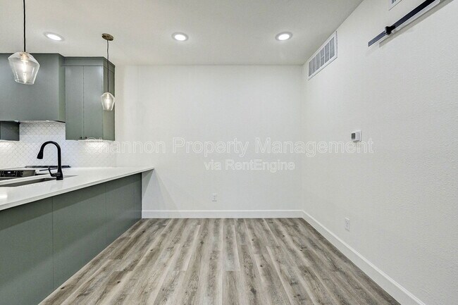 Building Photo - 2100 Tanglewilde St