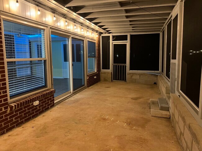 Building Photo - 2110 Croydon Dr