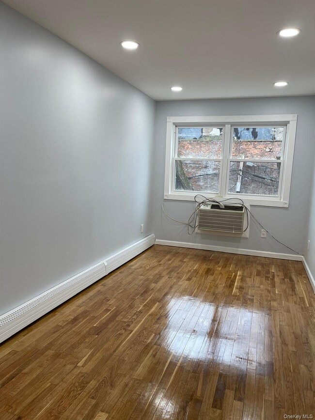 Building Photo - 987 Halsey St