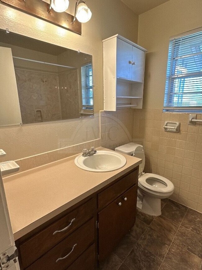 Building Photo - 618 N 23rd St