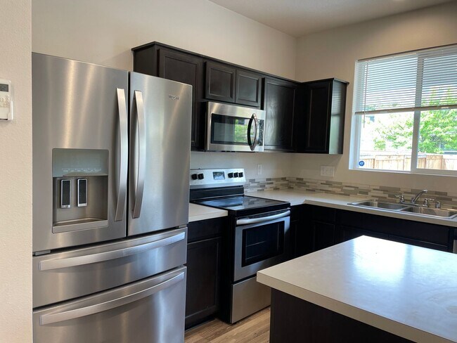 Building Photo - Spacious Vancouver Home in Cul-De-Sac With A Loft & Premium Deck!