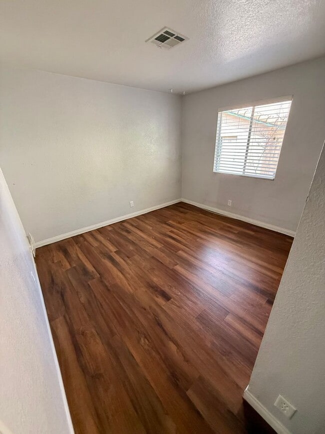 Building Photo - 1ST FLOOR CONDO CLOSE TO SUMMERLIN