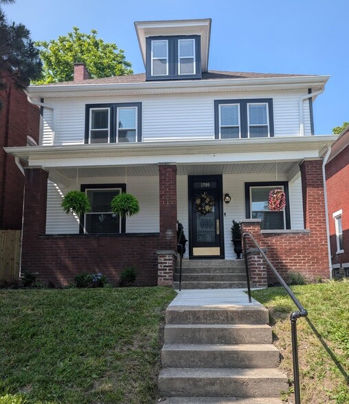 Chairs on front porch for relaxing after a hard days work! - 1756 Oak St