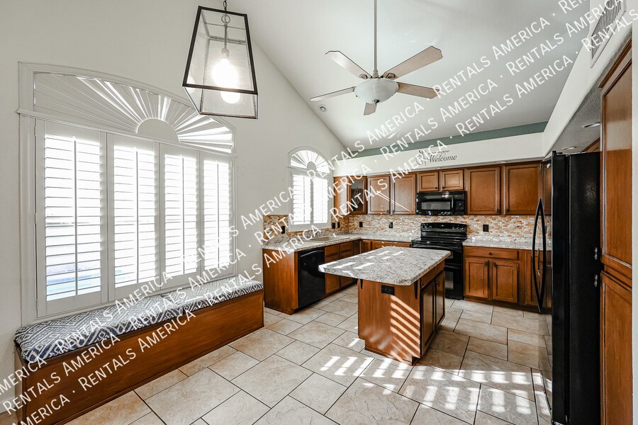 Building Photo - 5839 W Beryl Ave