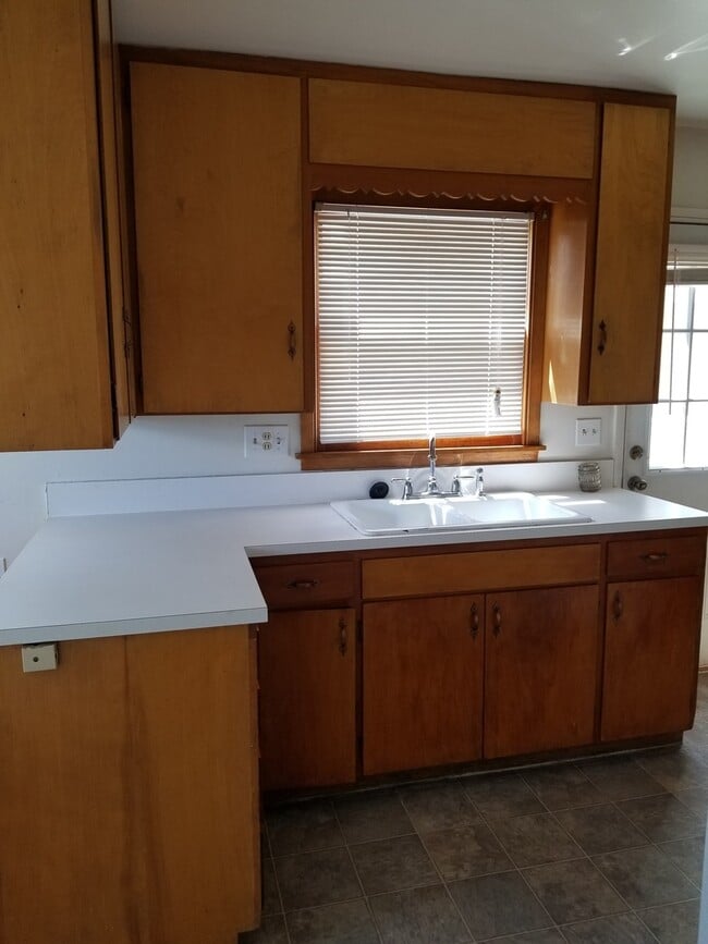 Building Photo - Occupied, do not disturb tenants. 2br duplex with carport and stackable washer/dryer included!